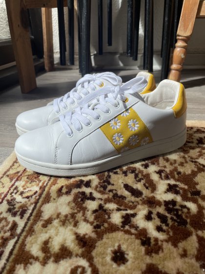 Sneakers blanches et jaunes fleuries Mellow Yellow