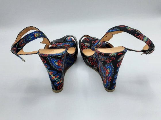 Paire de sandales a talons compensé