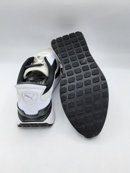Sneakers PUMA noires et blanches de seconde main