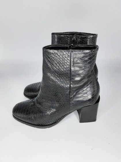 Bottes, bottines de seconde main.
