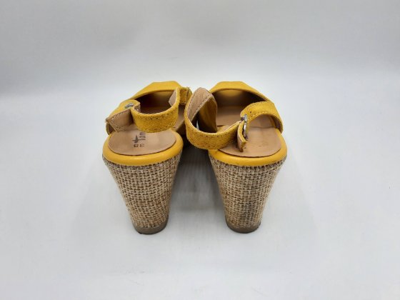Paire de sandales compensées jaune ocre