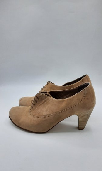 Derbies beiges à talons de seconde main