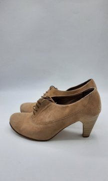 Derbies beiges à talons de seconde main