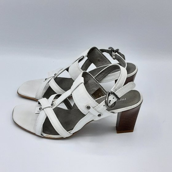 nue pied blanc de seconde main