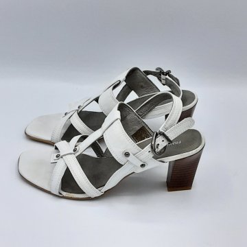 nue pied blanc de seconde main