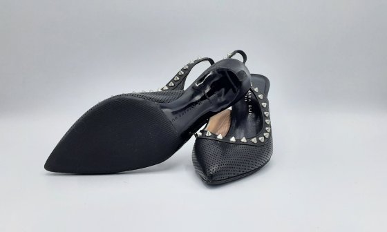 Escarpin noir slim basket cloutée de seconde main