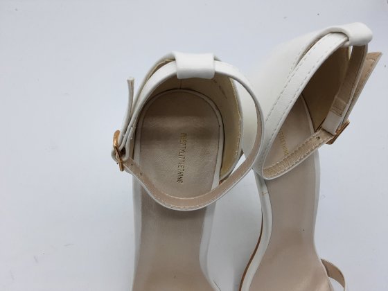 Sandales PRETTY LITTLE THING blanches de seconde main