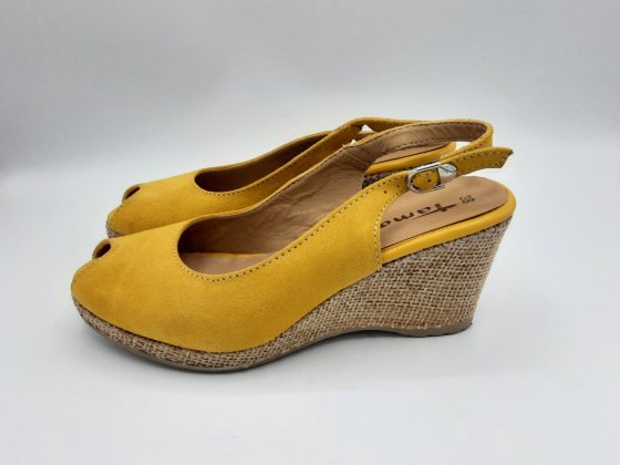 Paire de sandales compensées jaune ocre
