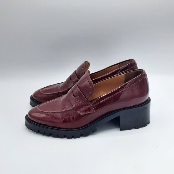 mocassin