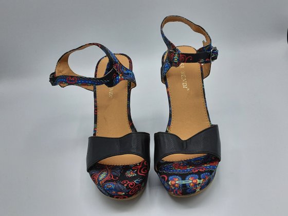 Paire de sandales a talons compensé
