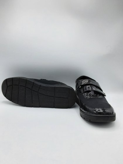 CHAUSSURES AVEC SCRATCHS DE SECONDE MAIN