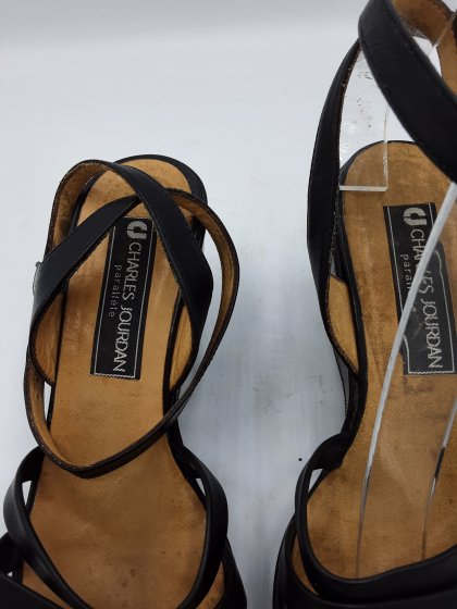 Sandales Charles Jourdan compensées noires de seconde main