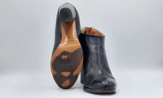 Paire de bottine à talon noir en cuir de seconde main