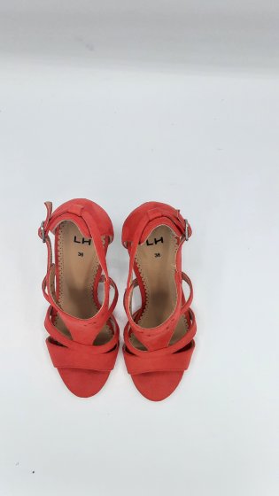 Paire de talons rouges de seconde main