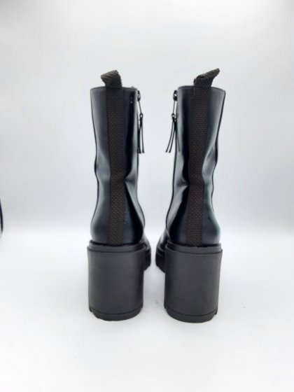 paire de bottines noires semelles crantées