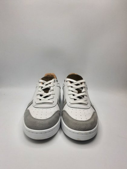 Tennis blanche de la gamme eram de seconde main