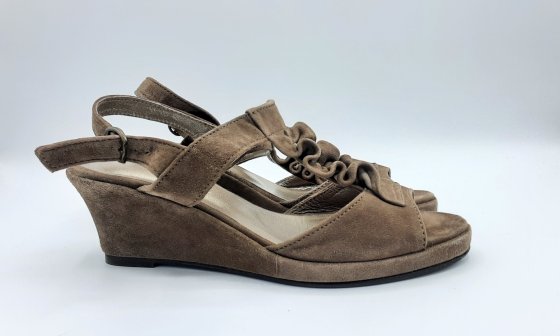 Sandale ouvert compensées en daim couleur taupe