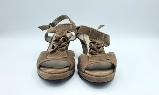 Sandale ouvert compensées en daim couleur taupe