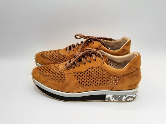 Sneakers camel suédé perforé GADEA de seconde main