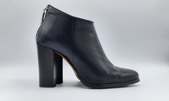 Paire de bottine à talon noir en cuir de seconde main