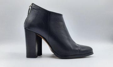 Paire de bottine à talon noir en cuir de seconde main