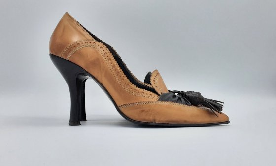 Paire d’escarpin stylisé couleur beige et marron de seconde main