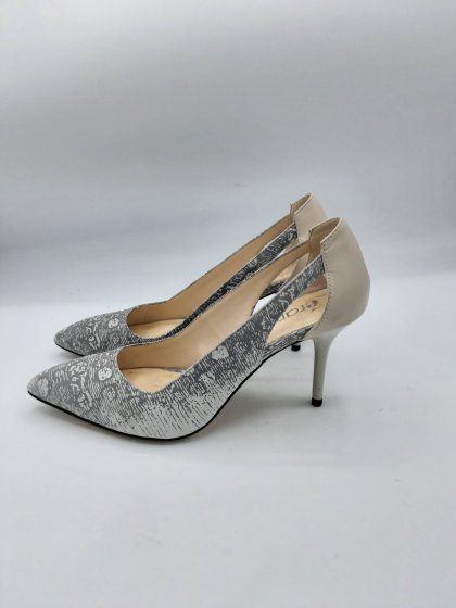 Escarpins eram gris de seconde main