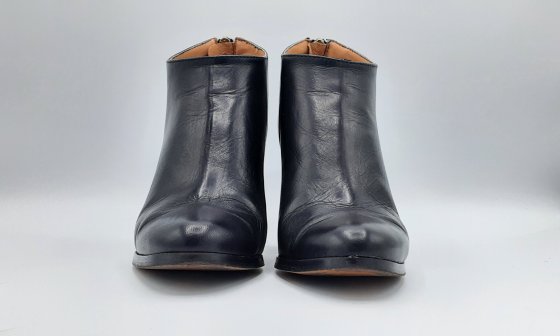 Paire de bottine à talon noir en cuir de seconde main