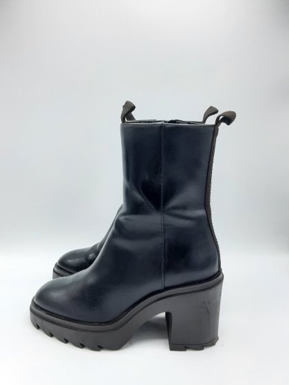 paire de bottines noires semelles crantées