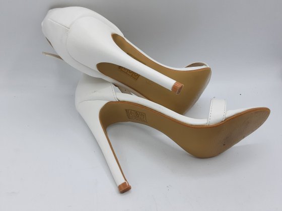 Sandales PRETTY LITTLE THING blanches de seconde main