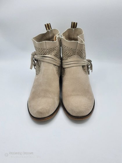 Bottines perforées en cuir velours gris taupe