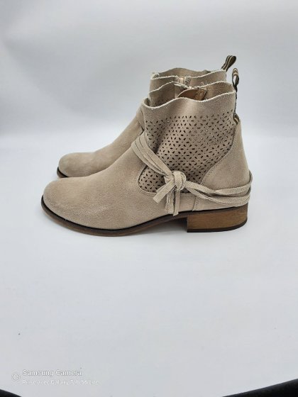 Bottines perforées en cuir velours gris taupe