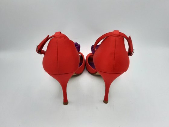 Paire de sandales rouges à talons