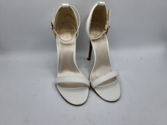 Sandales PRETTY LITTLE THING blanches de seconde main