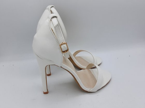 Sandales PRETTY LITTLE THING blanches de seconde main