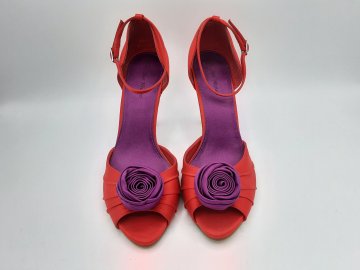 Paire de sandales rouges à talons
