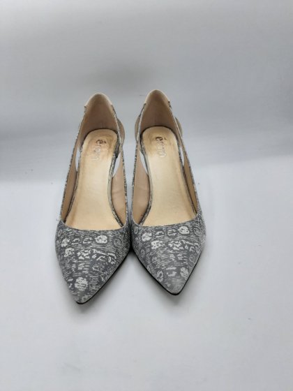 Escarpins eram gris de seconde main