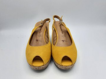Paire de sandales compensées jaune ocre