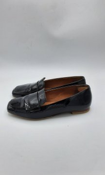 mocassin