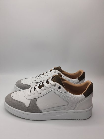 Tennis blanche de la gamme eram de seconde main