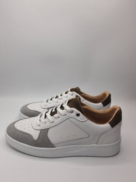 Tennis blanche de la gamme eram de seconde main