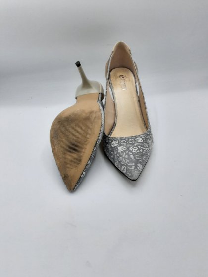 Escarpins eram gris de seconde main