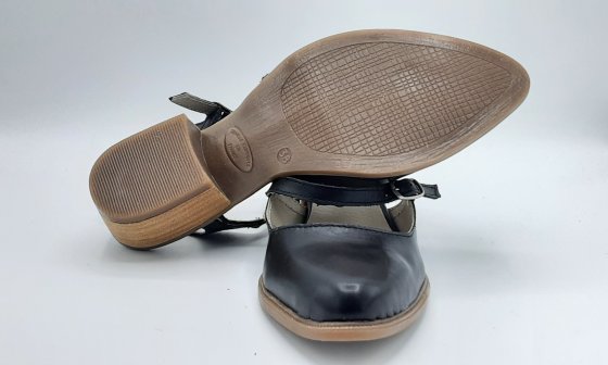 Babies tout en cuir noir de seconde main