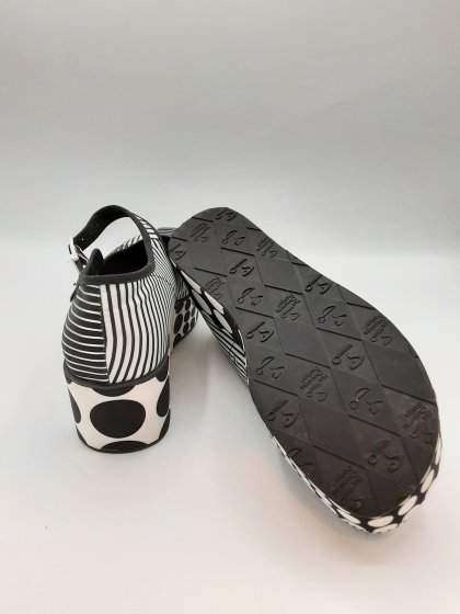Babies HOT CHOCOLATE DESIGN noires et blanches de seconde main