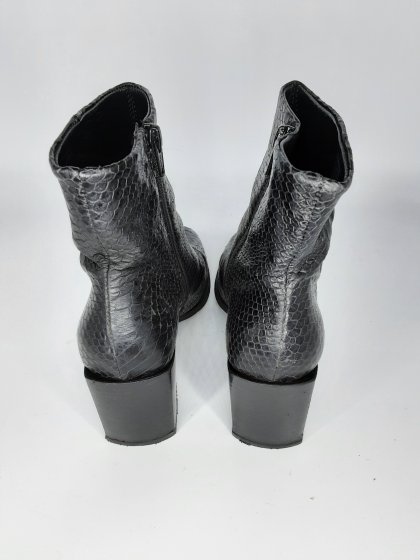 Bottes, bottines de seconde main.