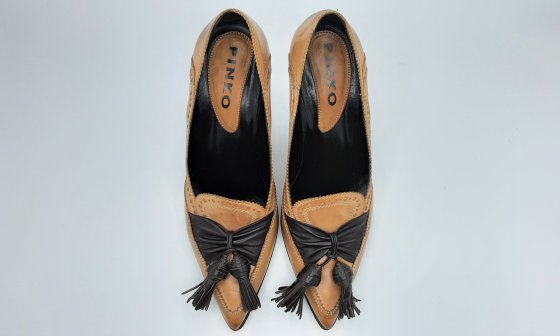Paire d’escarpin stylisé couleur beige et marron de seconde main