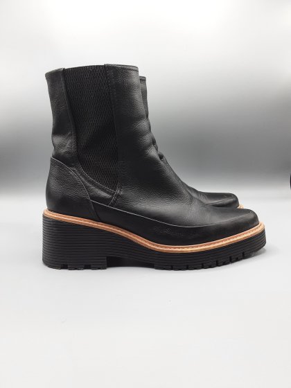 Boots Regarde le ciel