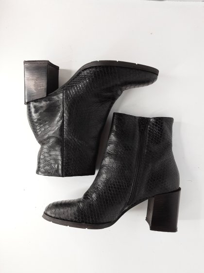 Bottes, bottines de seconde main.