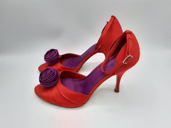 Paire de sandales rouges à talons