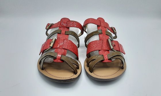 Paire de sandales ouvertes rouge et kaki de seconde main